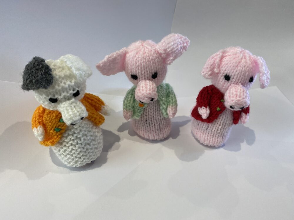 Knitted collection of pigs